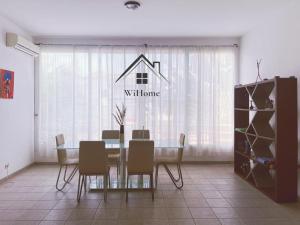 Un comedor con una mesa de cristal y sillas. en Chambre Royale aux Mamelles, en Dakar 9 fotos más