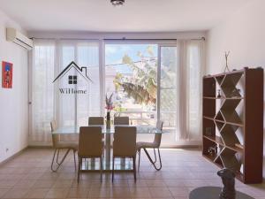 Un comedor con una mesa de cristal y sillas. en Chambre Royale aux Mamelles, en Dakar