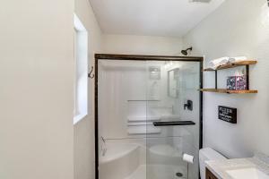 Ένα μπάνιο στο Near Woodland Lake Park Home with Fire Pit! +17 φωτογραφίες
