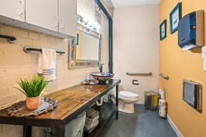Ένα μπάνιο στο Dallas Farmers Market Apartment, Just right in Downtown DALLAS TX Perfect Place +33 φωτογραφίες