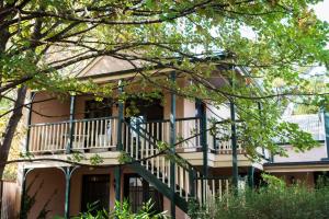 ein Haus mit Balkon und einem Baum in der Unterkunft Provenance Accommodation in Beechworth