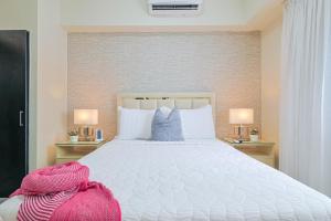 une chambre avec un grand lit blanc avec deux lampes dans l'établissement Charming City Center Apt, Pool, à Saint-Domingue 21 autres photos