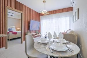 une salle à manger avec une table et des chaises et une chambre dans l'établissement Charming City Center Apt, Pool, à Saint-Domingue