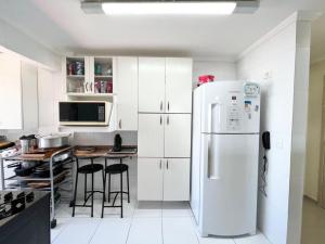 Η κουζίνα ή μικρή κουζίνα στο Cobertura Duplex Mongaguá
