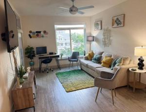 Posezení v ubytování Beautiful Condo on Riverwalk King Suite w Free Parking Pet Friendly Centrally Located on the Riverwalk
