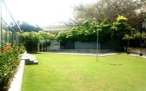 a garden with a net in the middle of a yard at Greenpark Visakhapatnam in Visakhapatnam