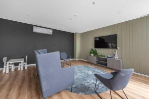 Μια τηλεόραση ή/και κέντρο ψυχαγωγίας στο Penthouse Apartment in Belconnen