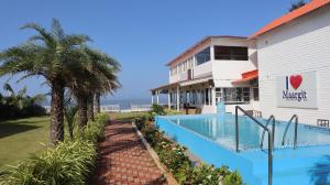 Bazén v ubytování Maargit Beach Resort nebo v jeho okolí