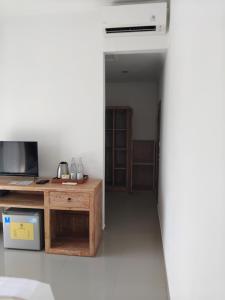TV a/nebo společenská místnost v ubytování Sujiwa Ubud Hotel & Villa