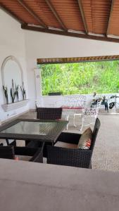 a dining room with a table and chairs at Acogedor apartamento in San Miguelito