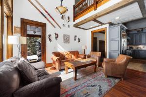 ein Wohnzimmer mit Sofa und Tisch in der Unterkunft Soda Ridge 1608 in Keystone