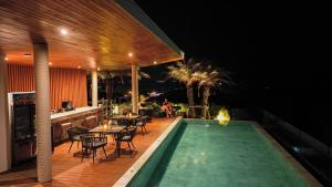 Bazén v ubytování Elite Atoll Serviced Apartments Phuket nebo v jeho okolí