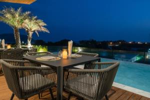 Bazén v ubytování Elite Atoll Serviced Apartments Phuket nebo v jeho okolí