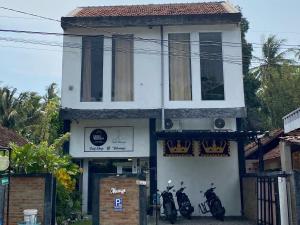 比哈尔Anggie Homestay的两辆摩托车停在一栋建筑物前