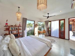 Кровать или кровати в номере Villa Katalini - Amazing 4BR Tropical Villa Seminyak +57 фотографий