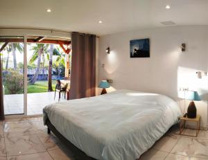 Letto o letti in una camera di Maison Les Cocotiers de Plaiz'Anse