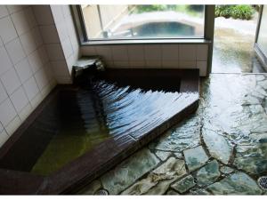 人吉市にあるHitoyoshi Onsen Hotel Hananoshou - Vacation STAY 40096vの窓から水を出すシャワー +29枚の写真