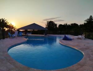 Piscina di Maison Les Cocotiers de Plaiz'Anse o nelle vicinanze