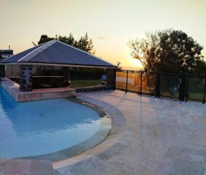 Piscina di Maison Les Cocotiers de Plaiz'Anse o nelle vicinanze