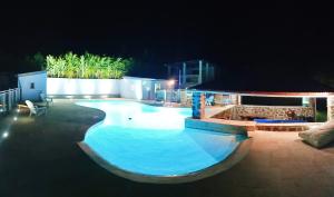 Piscina di Maison Les Cocotiers de Plaiz'Anse o nelle vicinanze