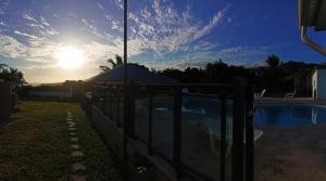 Piscina di Maison Les Cocotiers de Plaiz'Anse o nelle vicinanze