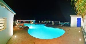 Piscina di Maison Les Cocotiers de Plaiz'Anse o nelle vicinanze