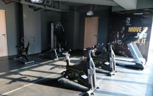 Fitness centrum a/nebo fitness zařízení v ubytování Strategic and Homey 1BR at The City Square Apartment By Travelio