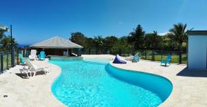 Piscina di Maison Les Cocotiers de Plaiz'Anse o nelle vicinanze