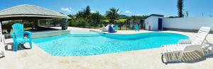 Piscina di Maison Les Cocotiers de Plaiz'Anse o nelle vicinanze