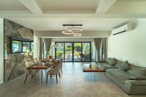 a living room with a couch and a table at SHI Phangan Villas in Hinkong