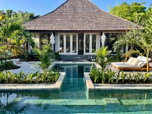 eine Villa mit Swimmingpool in einem Resort in der Unterkunft Casa Mystic Boutique villa in Gili Air