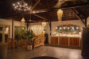 ein Restaurant mit Bar in einem Zimmer in der Unterkunft Casa Mystic Boutique villa in Gili Air
