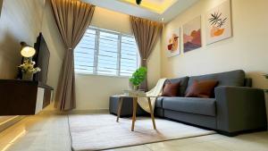 un salon avec un canapé bleu et une fenêtre dans l'établissement D'Kayangan Setia Ecohill Air-CON Suite Semenyih, Setia Ecohill, 43500 Semenyih, à Semenyih