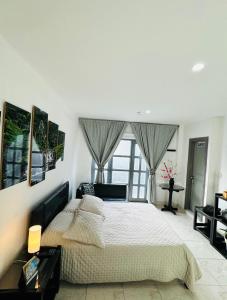 Un dormitorio con una cama grande y una ventana. en Hotel Fermín, en Santa Rosa de Cabal