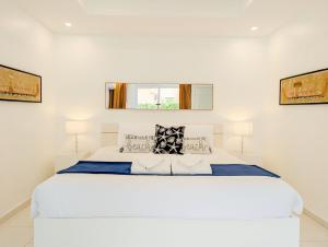 Postel nebo postele na pokoji v ubytování Santisuk Villa - by KohChangVillas