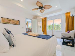 Postel nebo postele na pokoji v ubytování Santisuk Villa - by KohChangVillas