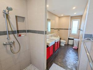 Koupelna v ubytování Santisuk Villa - by KohChangVillas