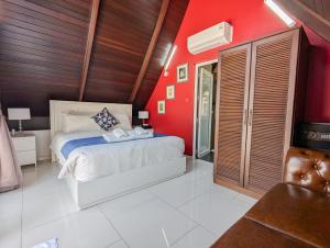 Postel nebo postele na pokoji v ubytování Santisuk Villa - by KohChangVillas