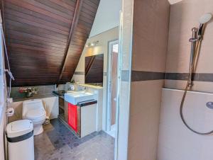 Koupelna v ubytování Santisuk Villa - by KohChangVillas