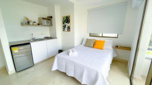 a small room with a bed and a kitchen at Magico Apartaestudio con Piscina 1 Habitacion PR46B in Montería
