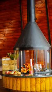 aendant light with a table of food and wine glasses at Chalé Boutique Spa- Sauna seca, Jacuzzi , Rede suspensa in Campos do Jordão +37 photos