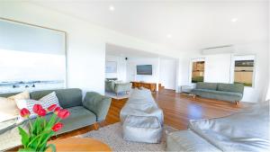 ジェロアにあるSeven Mile Heavenのソファとテーブルのあるリビングルーム