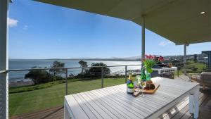 ジェロアにあるSeven Mile Heavenの海の景色を望むバルコニー(テーブル付)