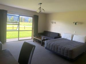 Postel nebo postele na pokoji v ubytování Mt Cook View Motel - Fox Glacier