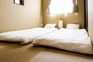 En eller flere senge i et værelse på 萱の小築