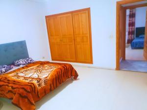 Postel nebo postele na pokoji v ubytování Belle 2 Chambres avec Internet - Ennasr 2 Hedi Nouira - Parfait Pour Les familles - Vue panoramique