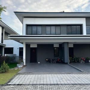 una casa blanca con una entrada delante de ella en Modern Living, en Shah Alam