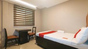 Postel nebo postele na pokoji v ubytování RedDoorz Plus at Seventy Five Inn Near Manila Airport