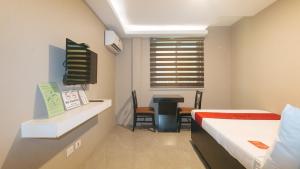 Postel nebo postele na pokoji v ubytování RedDoorz Plus at Seventy Five Inn Near Manila Airport
