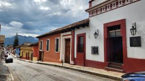 eine Reihe farbenfroher Gebäude auf einer Straße in der Unterkunft Piedra Negra Boutique Hotel in San Cristóbal de las Casas